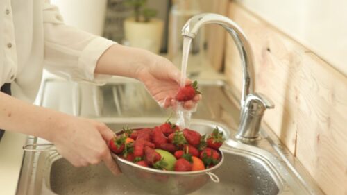 how to clean strawberries