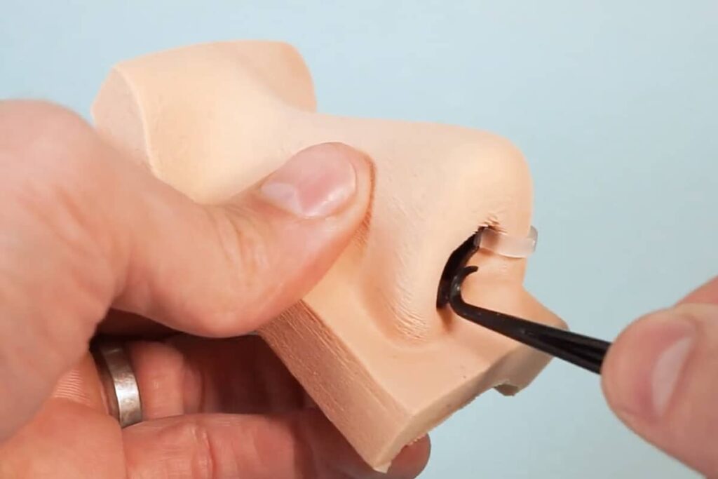 How to use a nasal dilator?