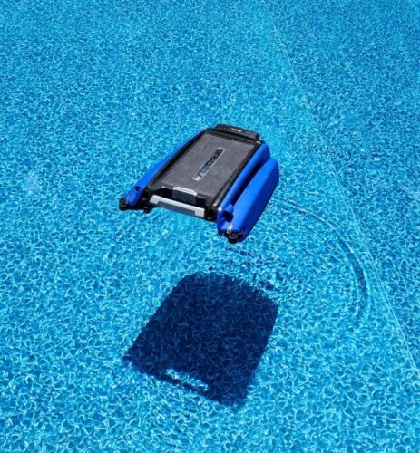 The Betta SE employs a fine mesh filter basket (typically around 200-micron) that is designed to capture a wide range of common surface debris. The basket is usually quite large to accommodate a good volume of leaves and other contaminants before needing to be emptied. One of its most user-friendly aspects is the top-access design of the filter basket. You can typically lift the basket out from the top of the unit without having to remove the entire skimmer from the pool, making debris disposal quick and relatively mess-free.